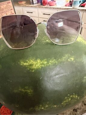 Source Unknown Silver Metal Oversized Women’s Sunglasses with Gray Lenses